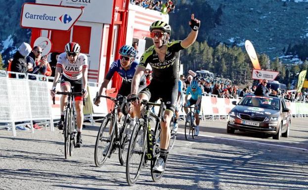 Adam Yates se impone en Vallter2000 y De Gendt retiene el maillot de líder