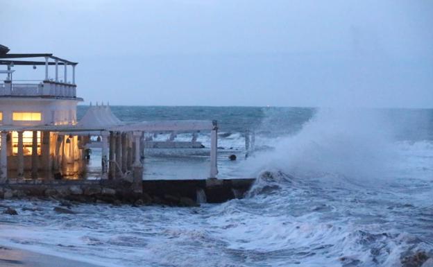 Olas de hasta seis metros provocan daños en las playas de la capital y la Costa