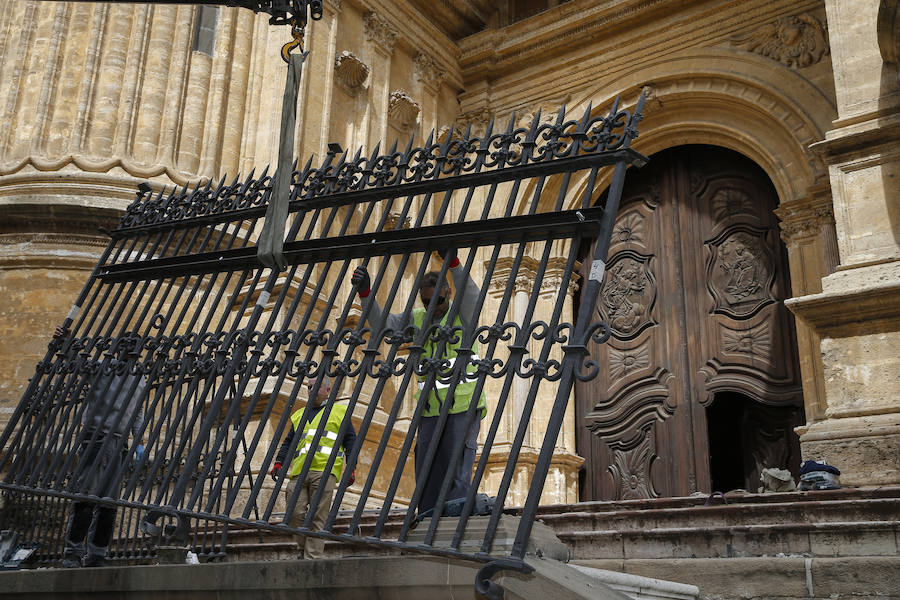 Así se ha retirado una verja de la Catedral para la Semana Santa