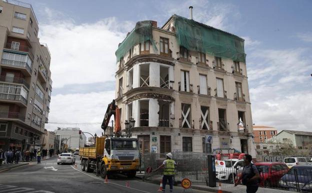 El edificio de La Mundial, preparado para su derribo este domingo