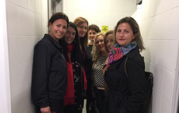 Seis concejalas, una bombera y un cuarto de baño deficiente