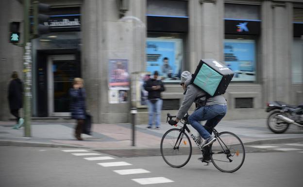 Los repartidores de comida a domicilio pasan a formar parte de los convenios de hostelería