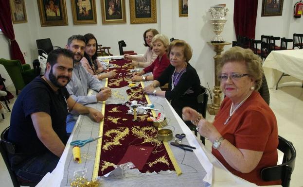 El Descendimiento renueva su palio con las anteriores cartelas y bordados de inspiración torera