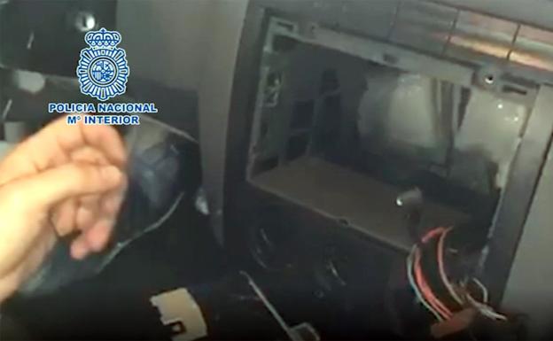 Detenido en La Línea con un «sofisticado» sistema en el coche para ocultar hachís