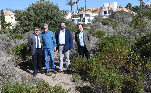 El riego por goteo llega a las dunas como paso previo a la reforestación del cordón de Marbella