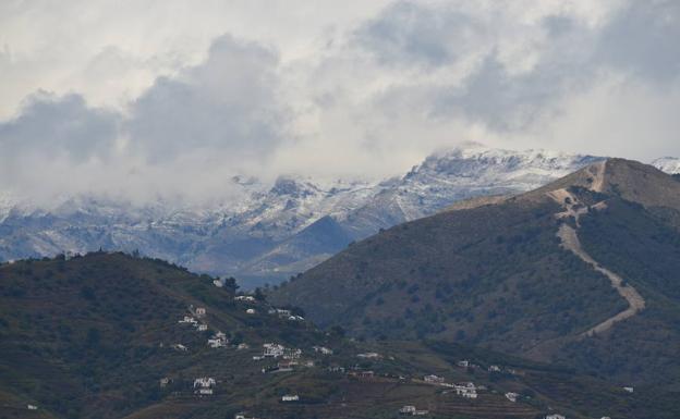 El temporal cubre de blanco las cumbres de la provincia