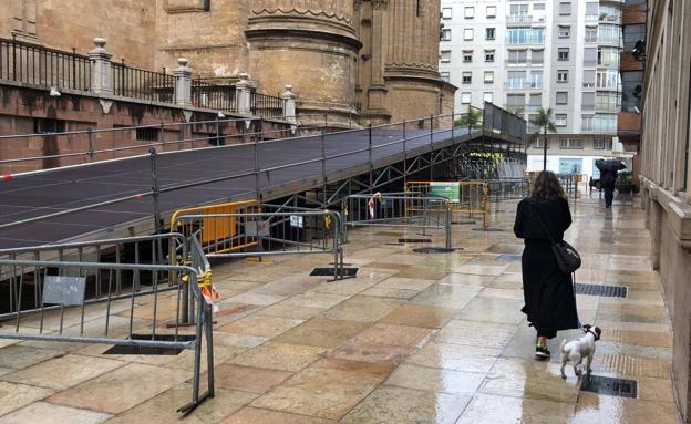 Instalan la rampa por la que accederán las cofradías a la Catedral