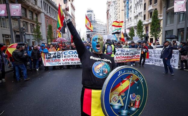 Policías y guardias civiles reivindican en las calles de Madrid la equiparación salarial