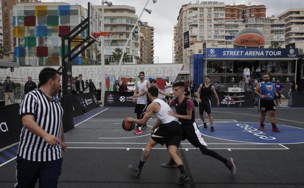 El baloncesto callejero del Street Arena Tour hace frente a la lluvia