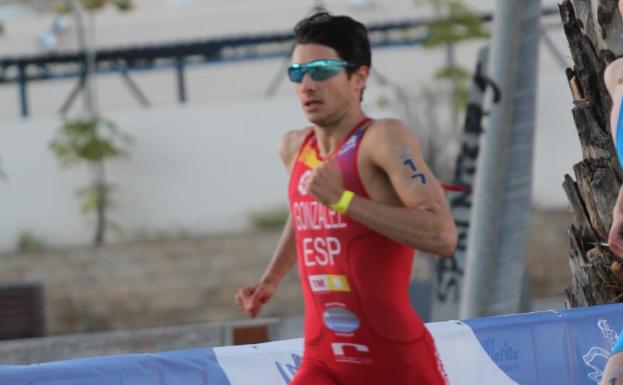 El malagueño Alberto González, cuarto en la Copa de Europa de triatlón en Melilla