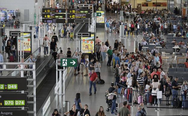 Air Nostrum cancela cuatro vuelos en la ruta Málaga y Melilla por un problema en el avión