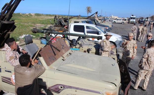 Miles de civiles huyen de la batalla por Trípoli
