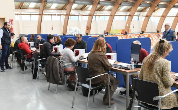 Más de 1.200 vecinos de Marbella recogen las tarjetas para viajar gratis en el autobús urbano en el primer día de plazo