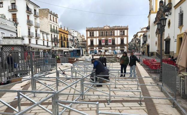 Inician el montaje de la nueva tribuna de Semana Santa