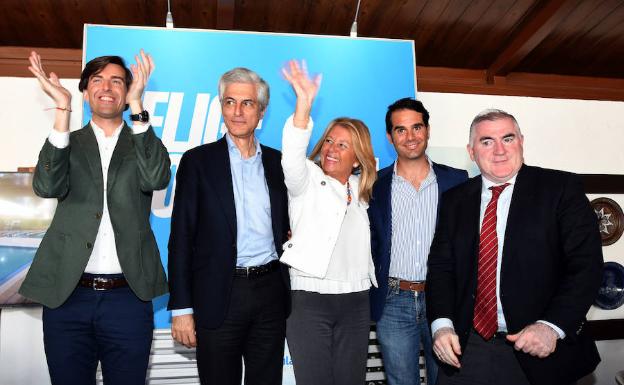 Ángeles Muñoz se desmarca de la gestión de su socio de gobierno en su primer acto de campaña en San Pedro