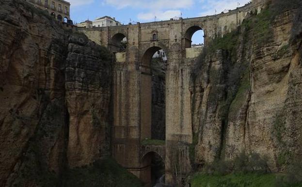 Junta y Ayuntamiento tratarán de salvar la tramitación de la pasarela del Tajo