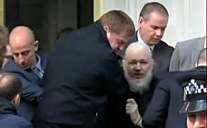 La Policía británica detiene a Assange en la embajada de Ecuador en Londres