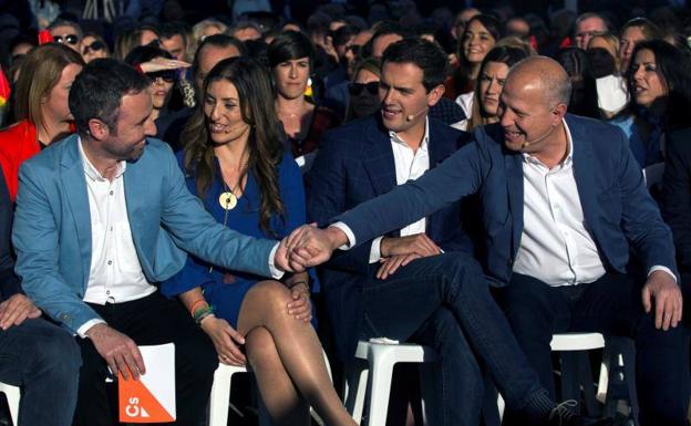 Rivera tiende la mano a Casado para formar gobierno «si no ha tirado la toalla»