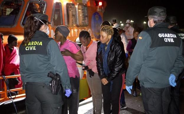 Rescatados veinte inmigrantes, 12 de ellos menores, en dos pateras en el Estrecho