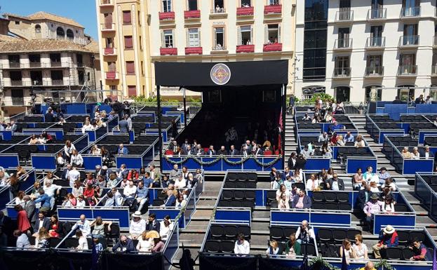 Dos 'debes': una tribuna oficial vacía y vallas excluyentes