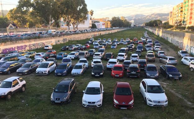 El cauce del Guadalmedina, improvisado aparcamiento para este Lunes Santo en Málaga
