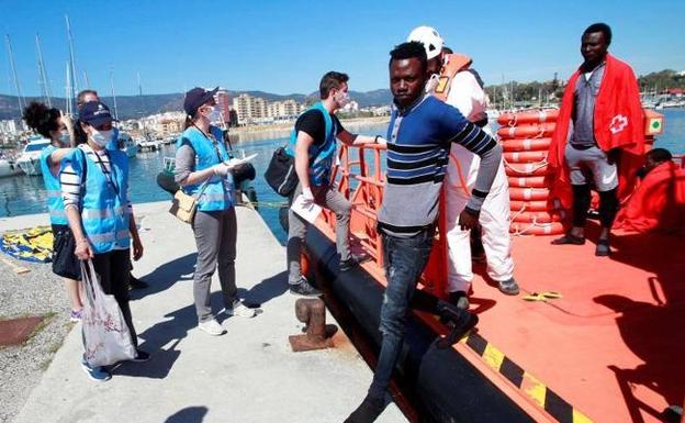 Rescatados 43 inmigrantes de dos pateras en las costas de Cádiz