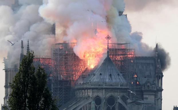El fuego consume Notre Dame