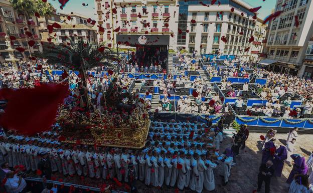 Málaga estrena un recorrido oficial de Semana Santa con luces y sombras en el primer día