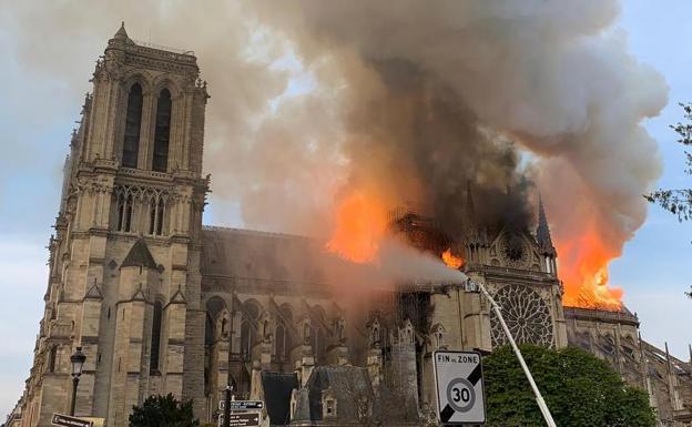 Vídeo | Espectaculares imágenes del incendio de Notre Dame grabadas por testigos del suceso