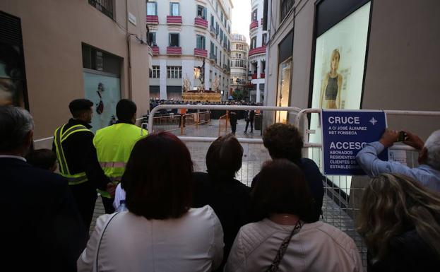 La sensación de blindaje del recorrido oficial genera las principales quejas del público de la Semana Santa de Málaga