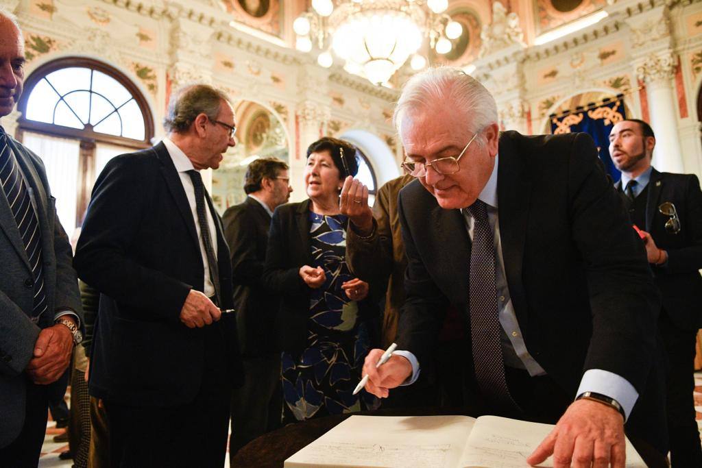 Personalidades, amigos y lectores se dan cita en la capilla ardiente de Manuel Alcántara