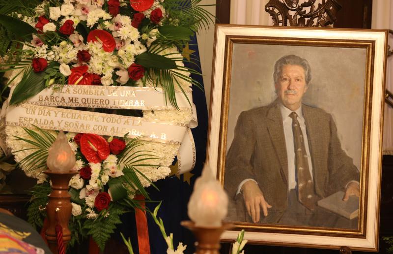 La capilla ardiente de Manuel Alcántara, en el Salón de los Espejos del Ayuntamiento