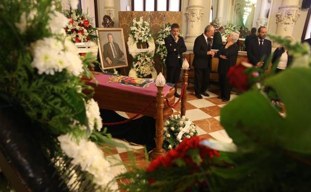 Cariño y emoción por un amigo en la capilla ardiente de Manuel Alcántara