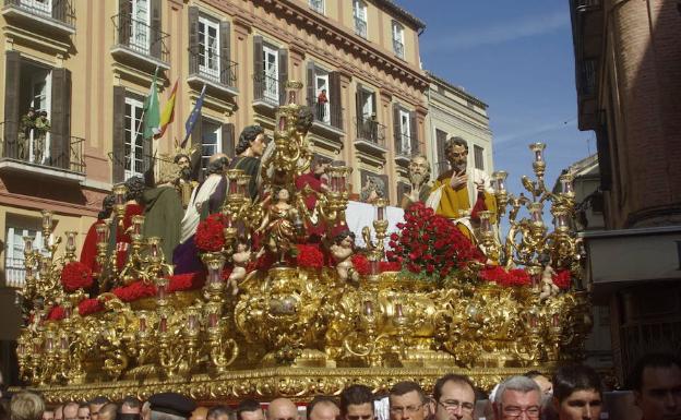 Las cuatro primeras cofradías del Jueves Santo retrasan sus salidas para evitar el riesgo de lluvia