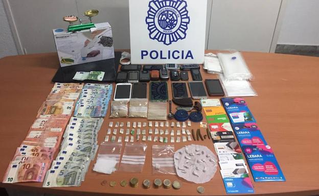Cae un punto de venta de droga al menudeo y detienen a cinco personas en la barriada de El Palo