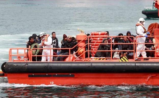 Rescatados 61 inmigrantes de una patera en el Estrecho