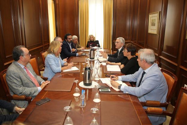 La alcaldesa pide al Gobierno prioridad para los proyectos de estabilización de las playas de Marbella