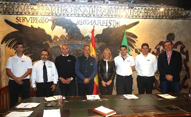 La alcaldesa aborda con la nueva junta de Taxisol los principales retos del sector