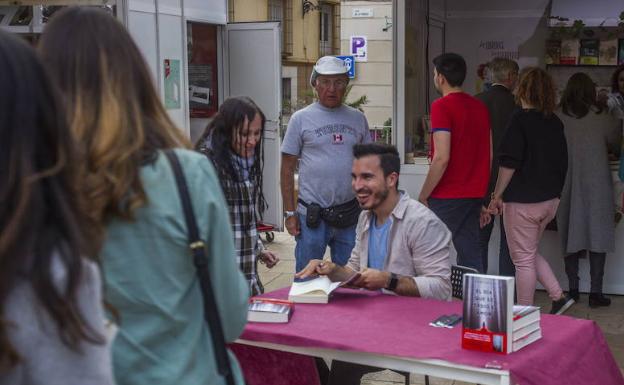 Javier Castillo abre la Feria del Libro con su nueva novela liderando las listas de ventas