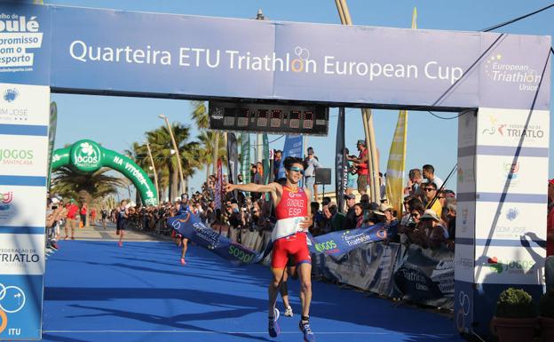 Alberto González gana la Copa de Europa de triatlón en Portugal