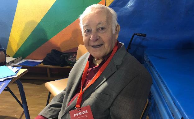 Juan Gil, de 97 años: «No quería morirme sin participar en este proceso electoral»