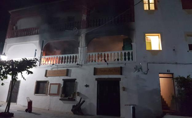 Vecinos rescatan a una joven en el incendio de un bloque de cuatro viviendas en Canillas de Albaida