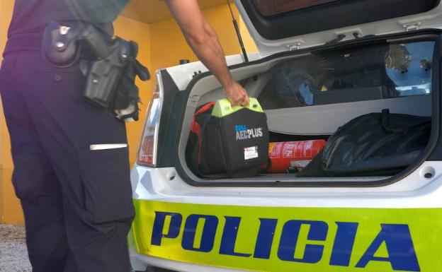 La Policía Local de Estepona estabiliza a una mujer con parada cardiaca con el desfibrilador del coche patrulla