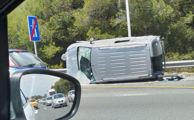 Vuelco de una furgoneta en la AP-7 con al menos una persona atrapada en su interior a la altura de Benalmádena