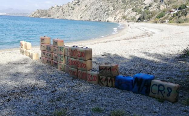 Nueve detenidos y 1.200 kilos de hachís incautados en un alijo en la playa nerjeña de El Cañuelo