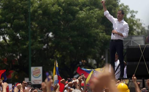 Guaidó moviliza al pueblo para ablandar el corazón del Ejército