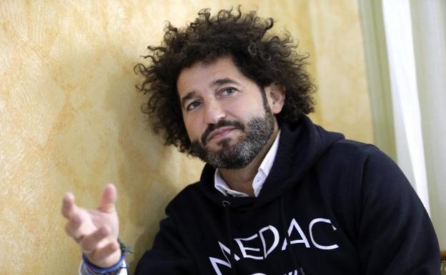 Francisco Ávila, un surfero en la cresta de los fondos