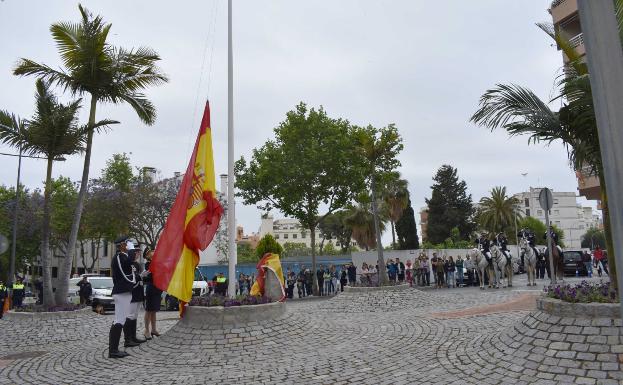 Marbella reconoce los más de 150 años de servicio de la Policía Local dando su nombre a una glorieta
