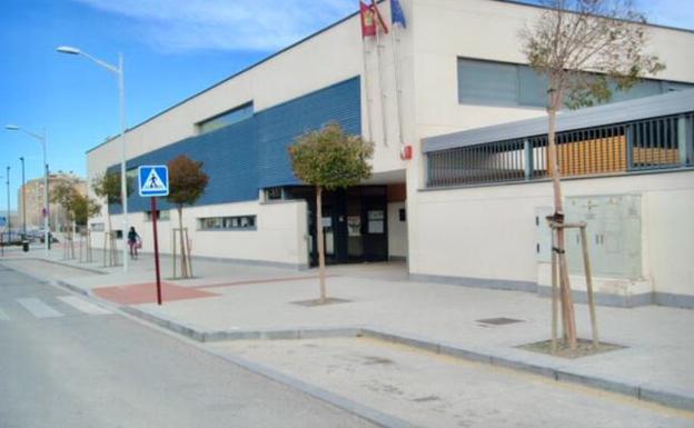 Condenada a seis meses de prisión por agredir a la directora y al jefe de estudios del colegio de su hijo