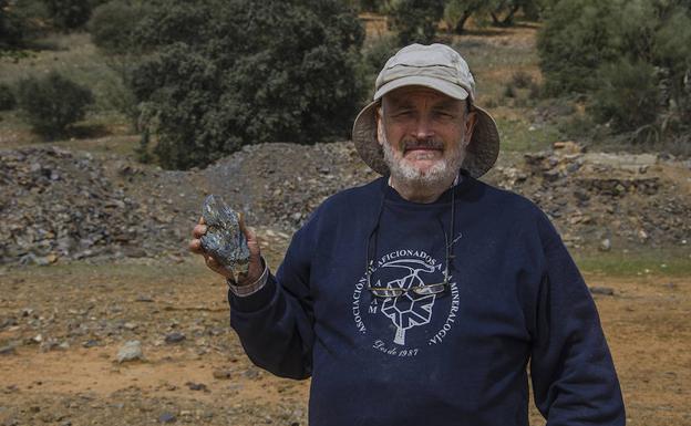 Ricardo Molina, con un trozo de mineral. Posee miles de piedras. 